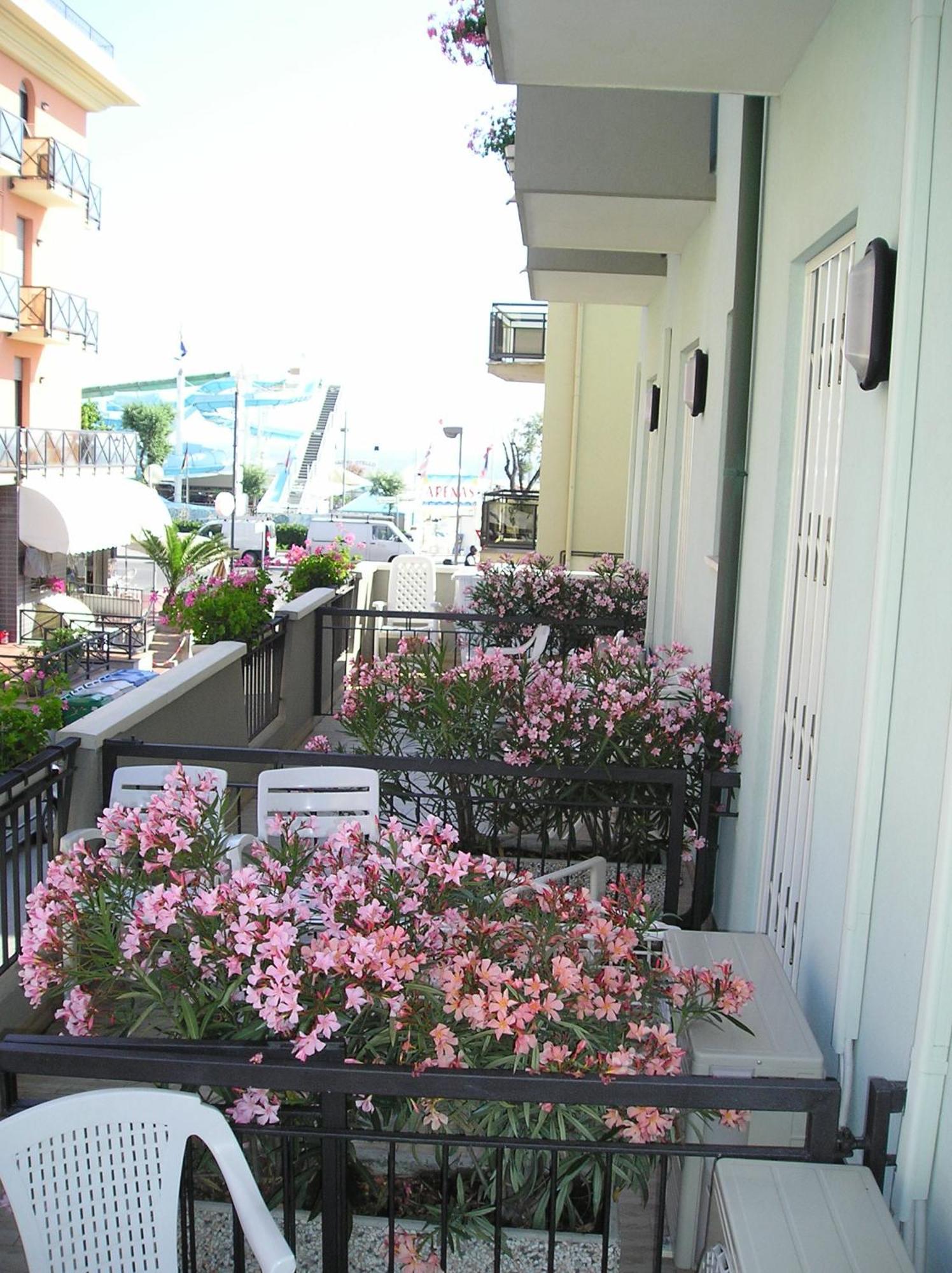 Hotel Villa Dei Gerani Rimini Exterior foto